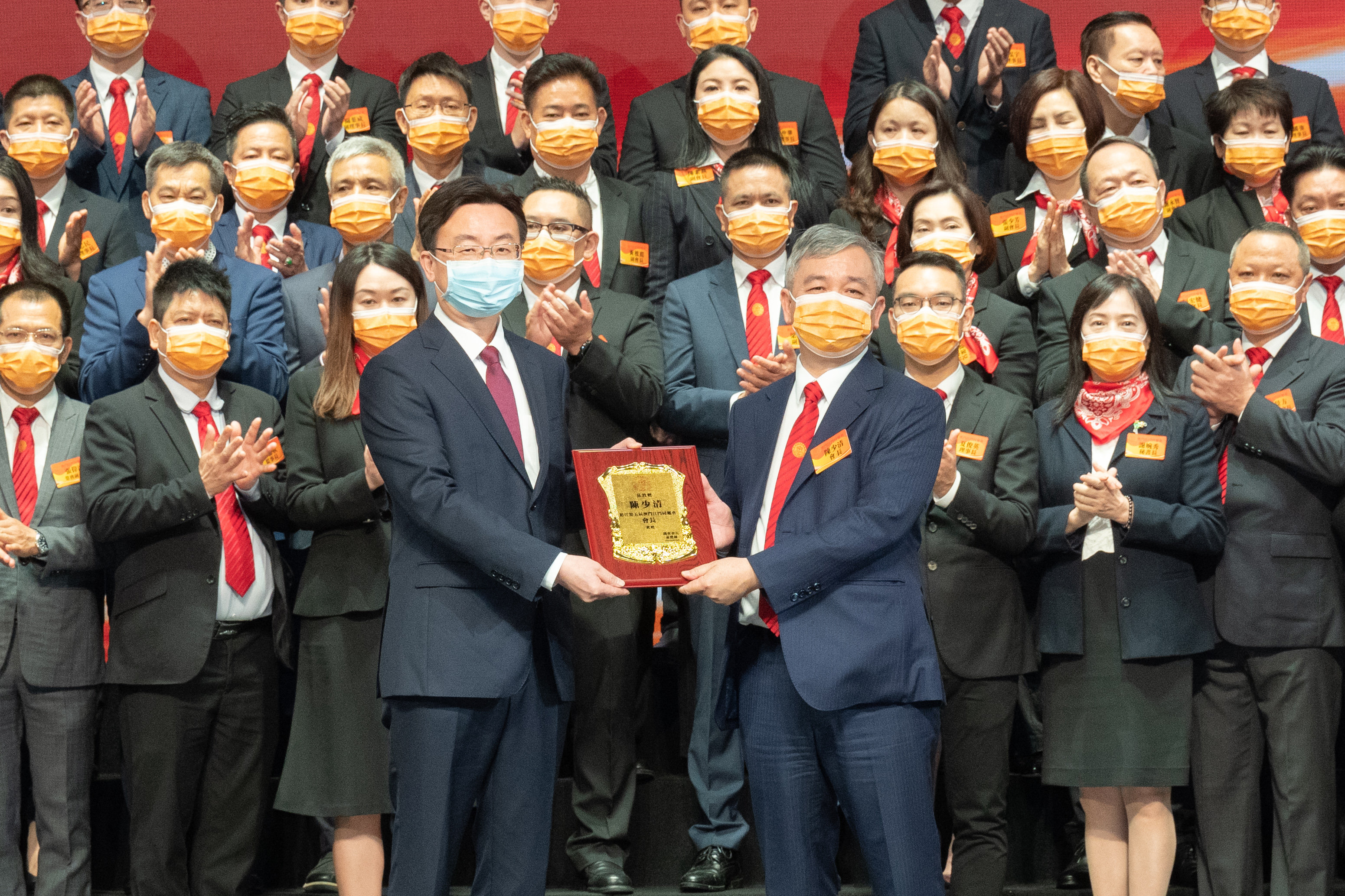 2. 4月28日,在澳门江门同乡会第五届理监事就职典礼上,江门英国365_365bet体育在线备用_28365365体育在线党组书记、主席张元醒受邀向澳门江门同乡会会长陈少清颁发聘书.jpg